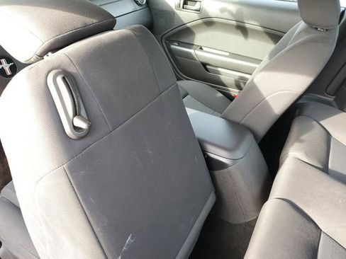 Used 2005 Ford Mustang Deluxe image 27