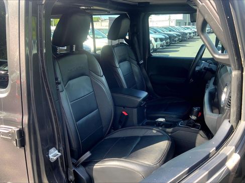 Used 2018 Jeep Wrangler Unlimited Sahara AWD/4WD image 9