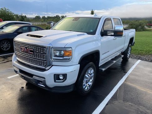 Used 2019 GMC Sierra 2500 Denali w/ Duramax Plus Package AWD/4WD image 3