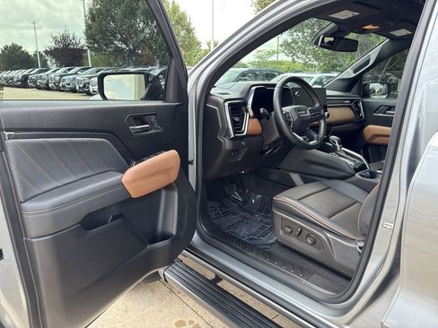 Used 2024 GMC Canyon AT4 w/ AT4 Premium Package AWD/4WD image 10