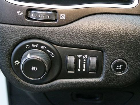Used 2019 Jeep Cherokee Trailhawk AWD/4WD image 21