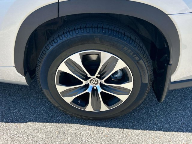 Used 2021 Toyota Highlander XLE FWD image 11