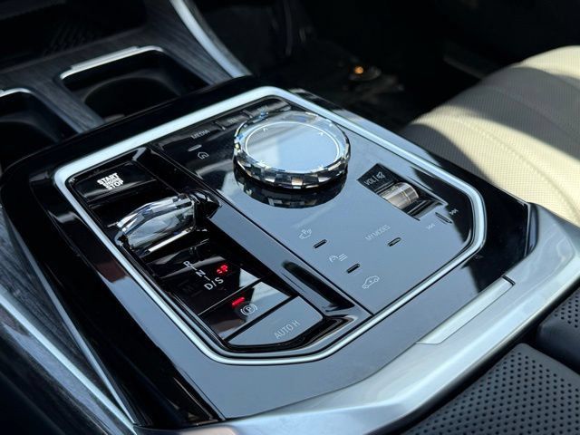 Used 2026 BMW 750e xDrive AWD/4WD image 60