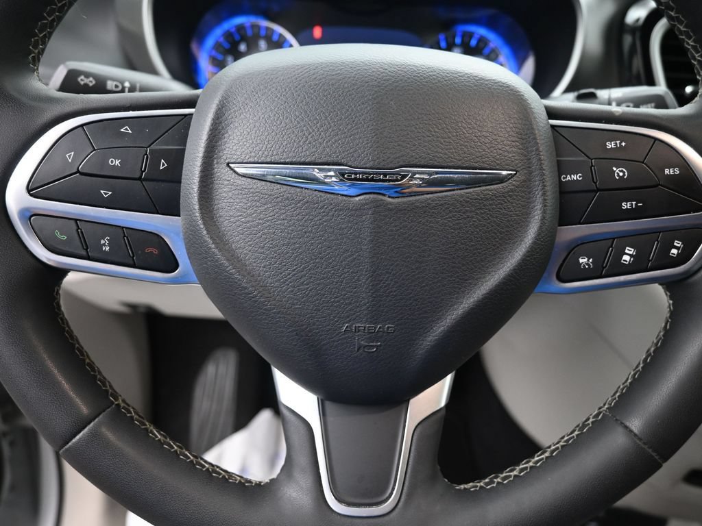 Used 2023 Chrysler Pacifica Touring-L FWD image 16