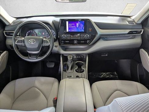 Used 2024 Toyota Highlander LE image 16