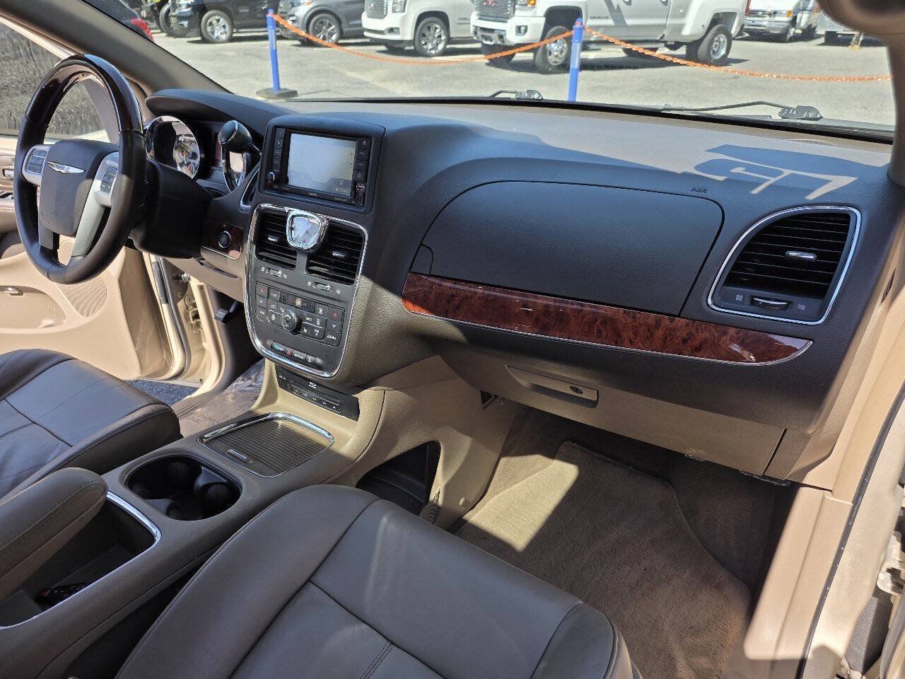 Used 2015 Chrysler Town & Country Limited Platinum FWD image 23