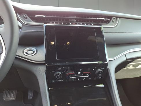 Used 2025 Jeep Grand Cherokee Laredo X w/ Luxury Tech Group I image 18