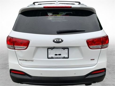 Used 2017 Kia Sorento AWD w/ LX Convenience Package image 4