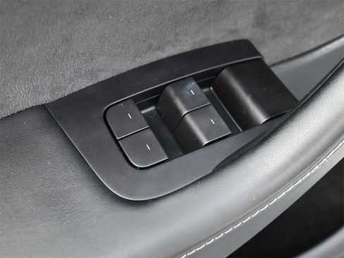 Used 2023 Tesla Model Y Long Range image 4