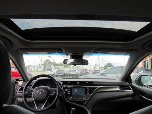Used 2018 Toyota Camry SE w/ Moonroof Package FWD image 26