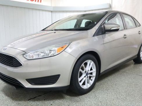 Used 2015 Ford Focus SE FWD image 2