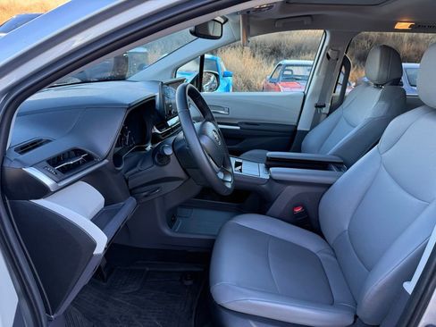 Used 2023 Toyota Sienna XLE image 9