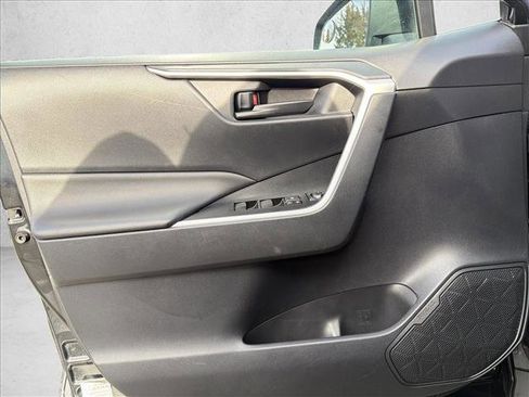 Used 2019 Toyota RAV4 LE image 10