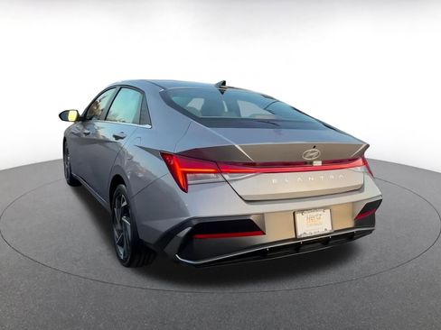 Used 2025 Hyundai Elantra SEL image 11
