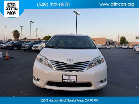 Used 2011 Toyota Sienna Limited w/ Premium Pkg image 2