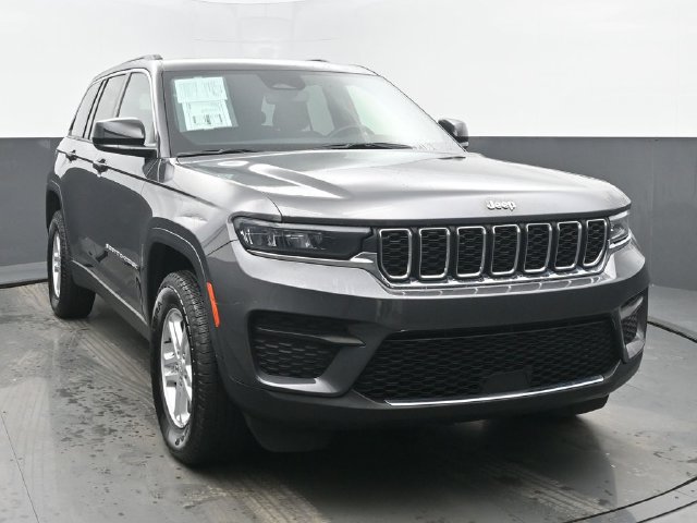 Used 2024 Jeep Grand Cherokee Laredo AWD/4WD image 8