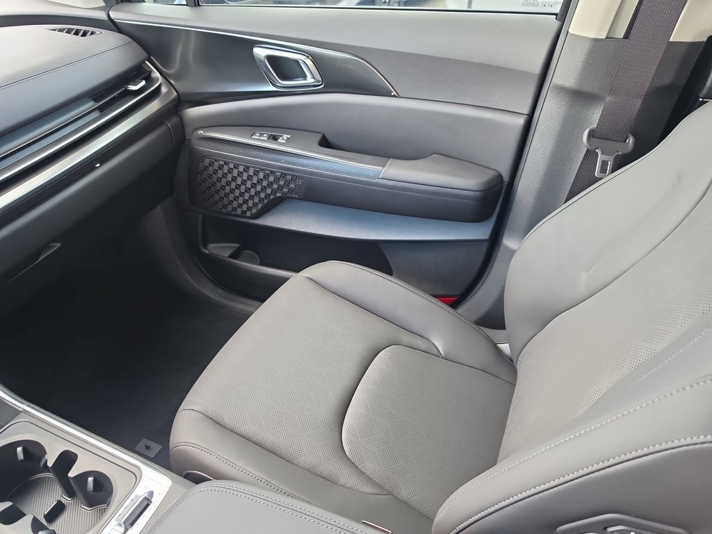 New 2027 Kia Carnival SX w/ Dark Edition Package FWD image 16