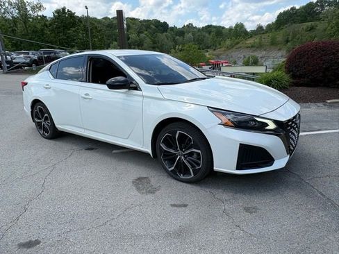 Certified 2023 Nissan Altima 2.5 SR AWD/4WD image 7
