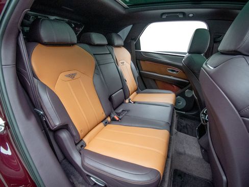 Used 2021 Bentley Bentayga AWD/4WD image 31