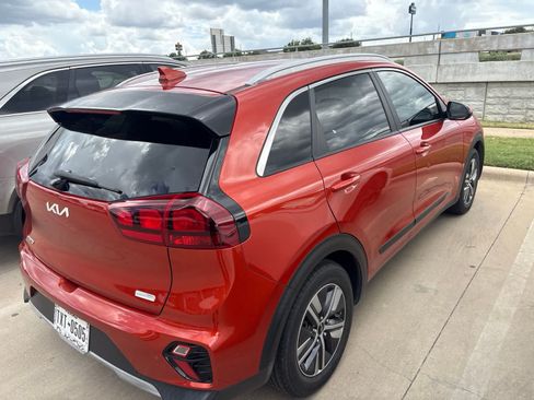 Used 2022 Kia Niro LXS FWD image 4