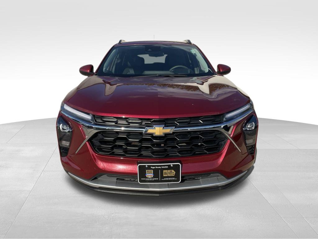 Used 2025 Chevrolet Trax LT FWD image 2
