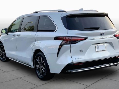 Used 2025 Toyota Sienna Platinum AWD/4WD image 12