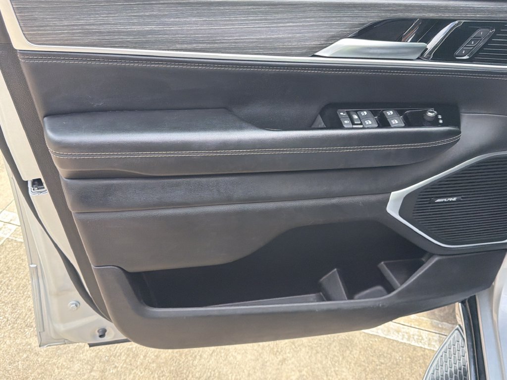 Used 2024 Jeep Wagoneer L Series II RWD image 15