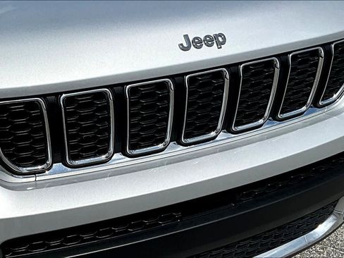 Used 2024 Jeep Grand Cherokee L Laredo image 30