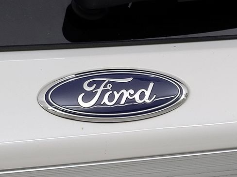 Used 2022 Ford Explorer XLT w/ Equipment Group 202A image 9