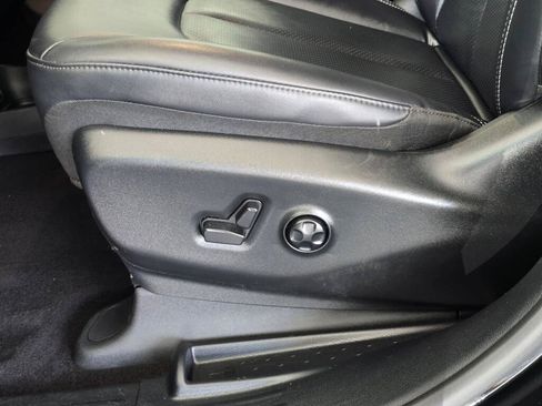 Used 2025 Chrysler Pacifica Select FWD image 18