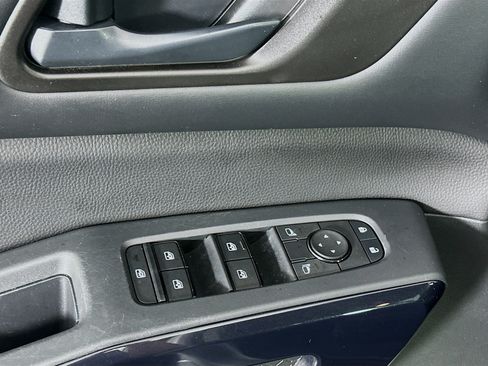 Used 2025 Nissan Pathfinder SV FWD image 15