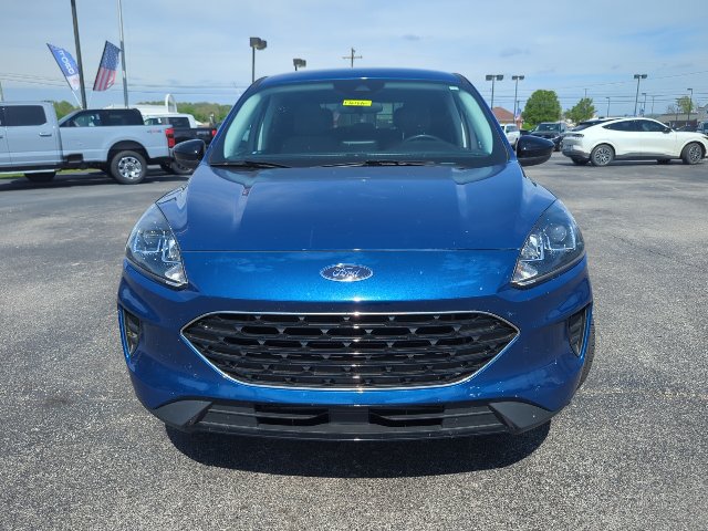 Used 2022 Ford Escape SE w/ SE Sport Appearance Package AWD/4WD image 3
