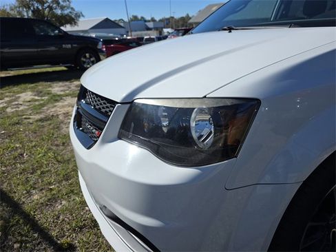Used 2017 Dodge Grand Caravan SE image 9
