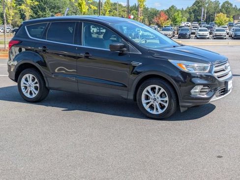 Used 2019 Ford Escape SE FWD image 2