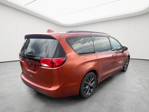Used 2018 Chrysler Pacifica Touring-L Plus FWD image 3