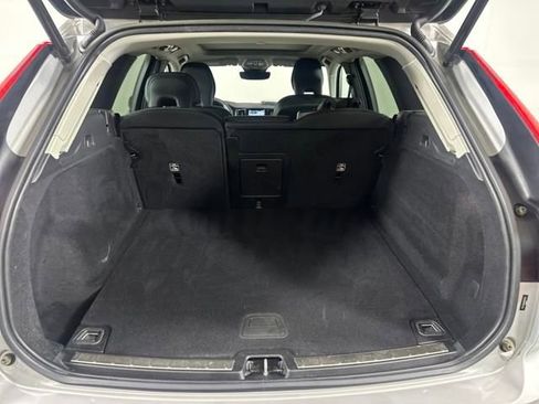 Used 2022 Volvo XC60 B5 Momentum image 26