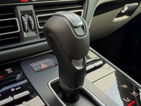 Certified 2025 Porsche Macan AWD/4WD image 33
