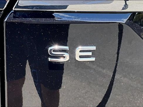 Used 2025 Volkswagen Atlas SE FWD image 23
