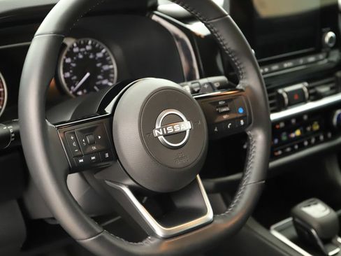 Used 2022 Nissan Pathfinder SV AWD/4WD image 16