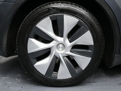 Used 2022 Tesla Model Y Long Range image 12