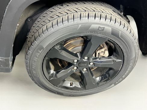Used 2023 Jeep Grand Cherokee L Limited w/ Black Appearance Package AWD/4WD image 32