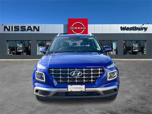 Used 2022 Hyundai Venue Limited image 2