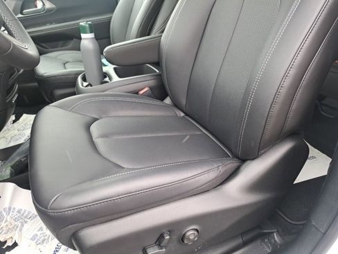 New 2026 Chrysler Pacifica Select image 18