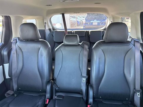 Used 2024 Kia Carnival LX FWD image 38