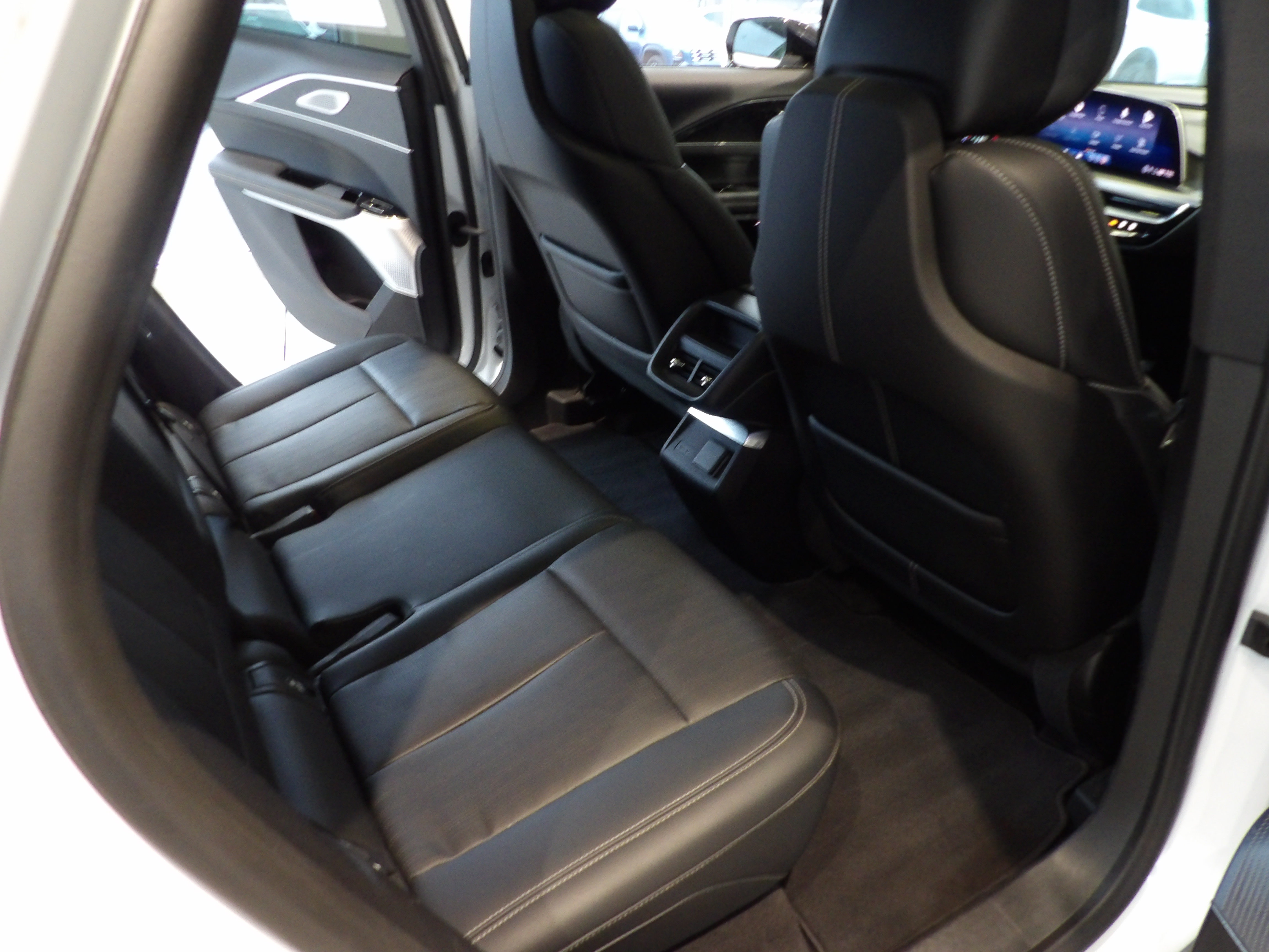 Used 2024 Cadillac Lyriq Luxury AWD/4WD image 23