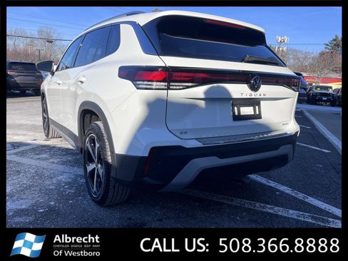 Used 2025 Volkswagen Tiguan SE image 3