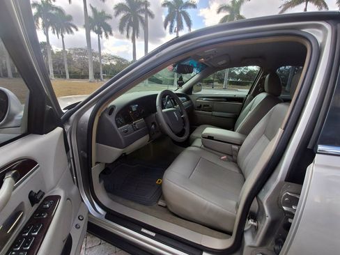 Used 2006 Lincoln Town Car Signature image 19