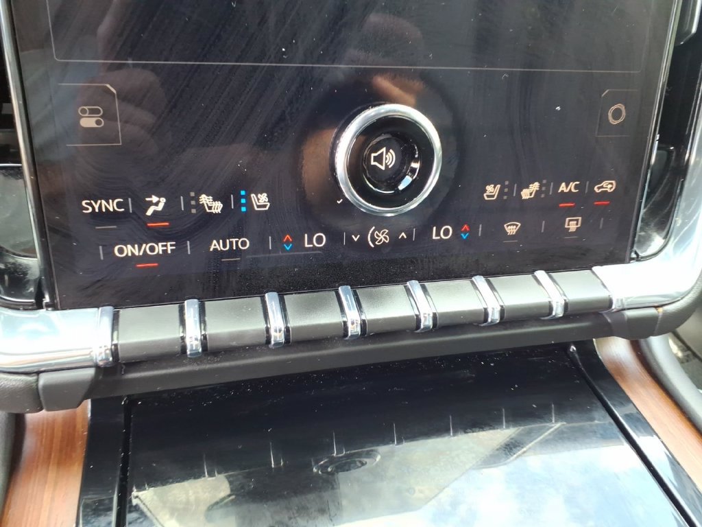 Used 2025 GMC Yukon Denali AWD/4WD image 12