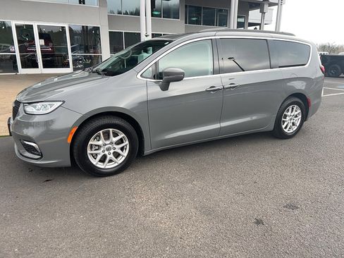 Used 2022 Chrysler Pacifica Touring-L image 2