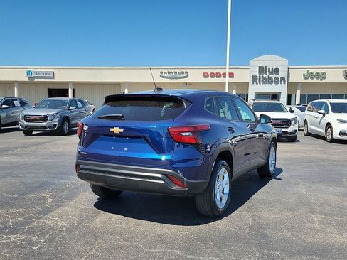 Used 2024 Chevrolet Trax LS w/ LS Convenience Package FWD image 5